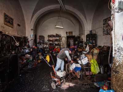 Subito per� torna alla sua motozappa...